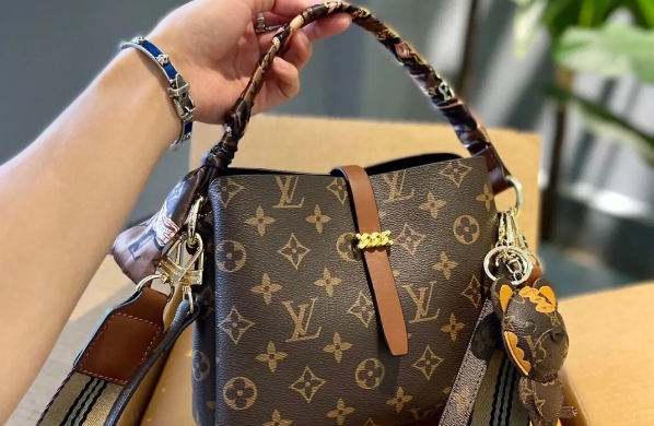 Lv包包怎么辨別真假 如何鑒別LV包包的真假